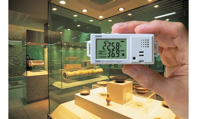 Alat untuk monitoring suhu HOBO Data Logger – MX1101